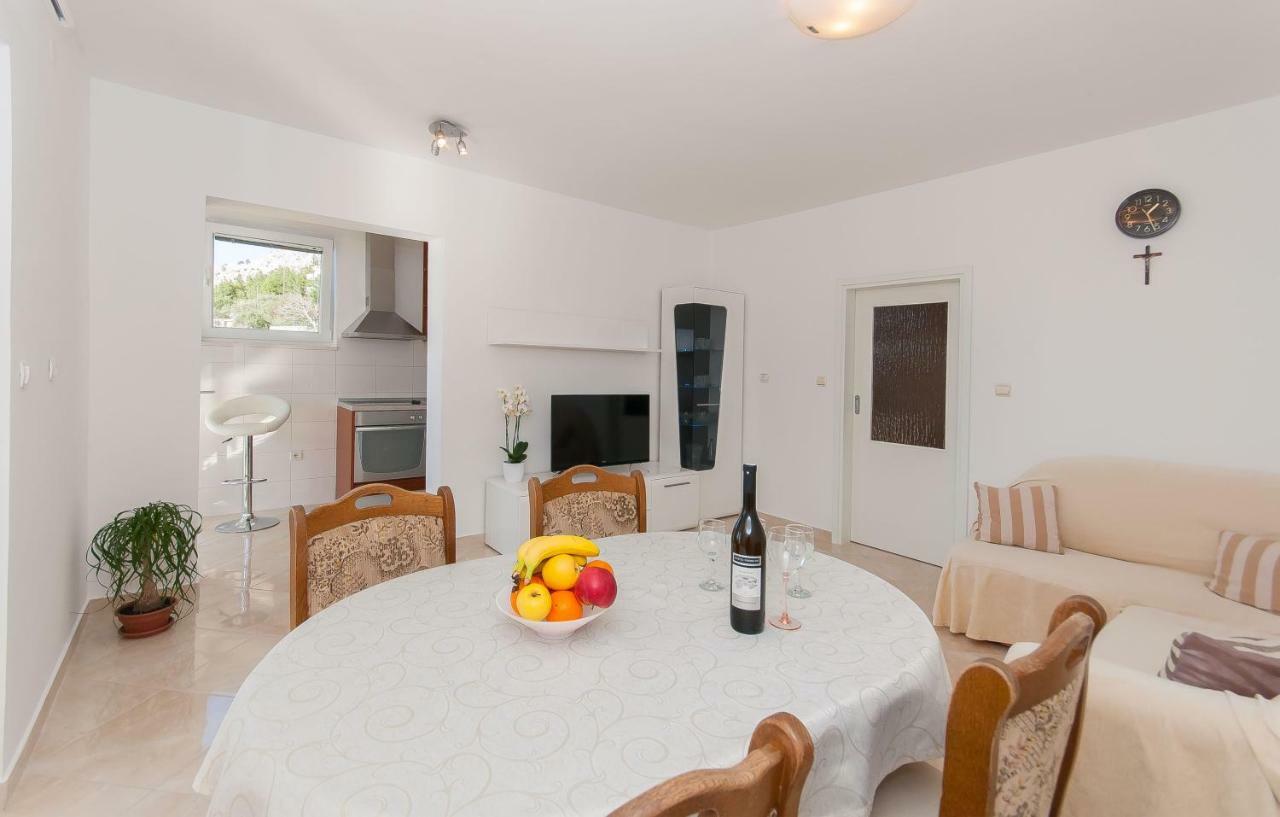 Apartment Ines Оміш Екстер'єр фото