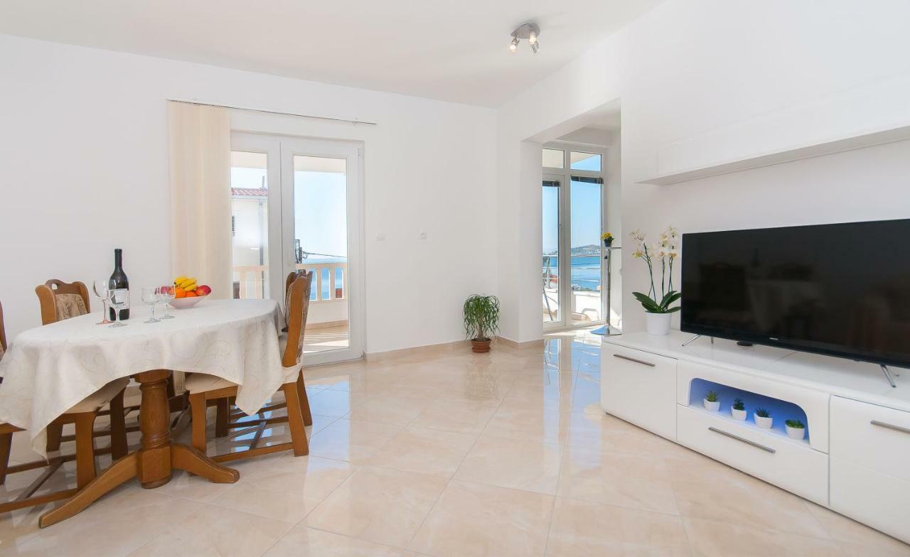 Apartment Ines Оміш Екстер'єр фото