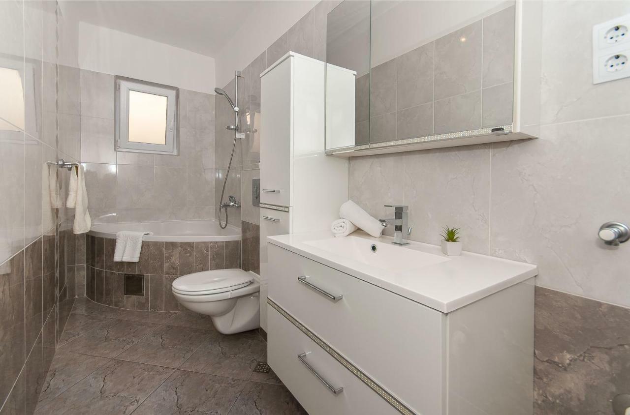 Apartment Ines Оміш Екстер'єр фото